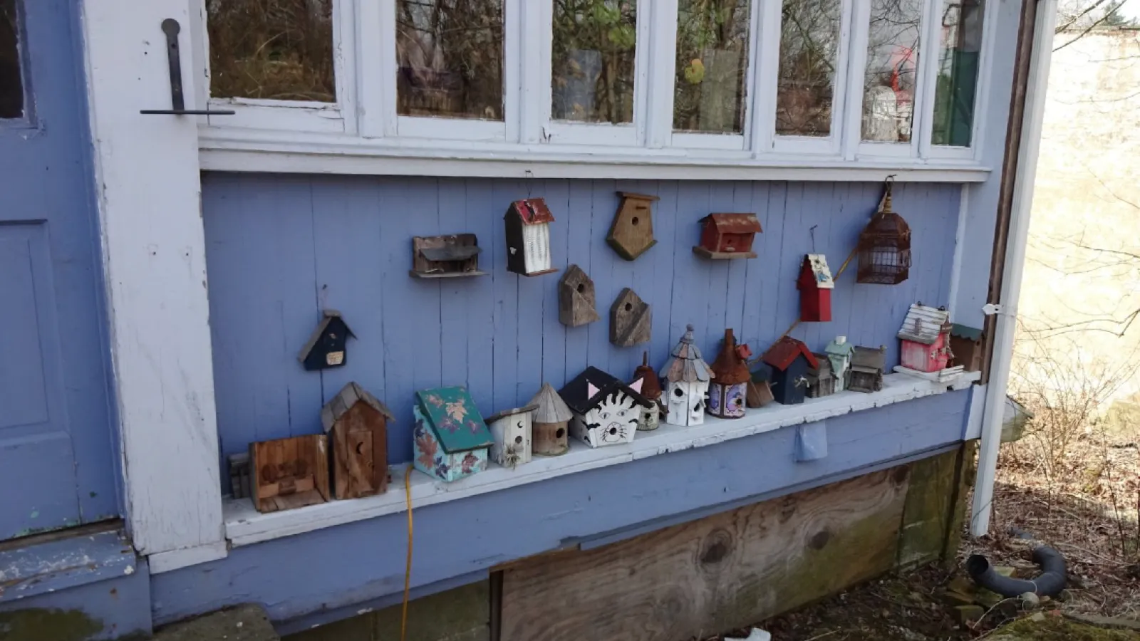 Birdhouses lined along Hariagle Garage porch