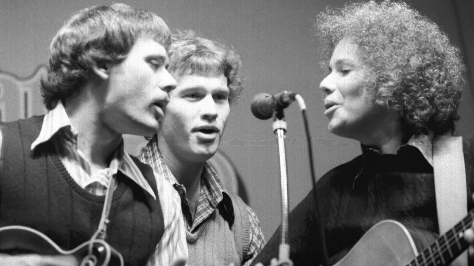 Laur performing with two men on stage