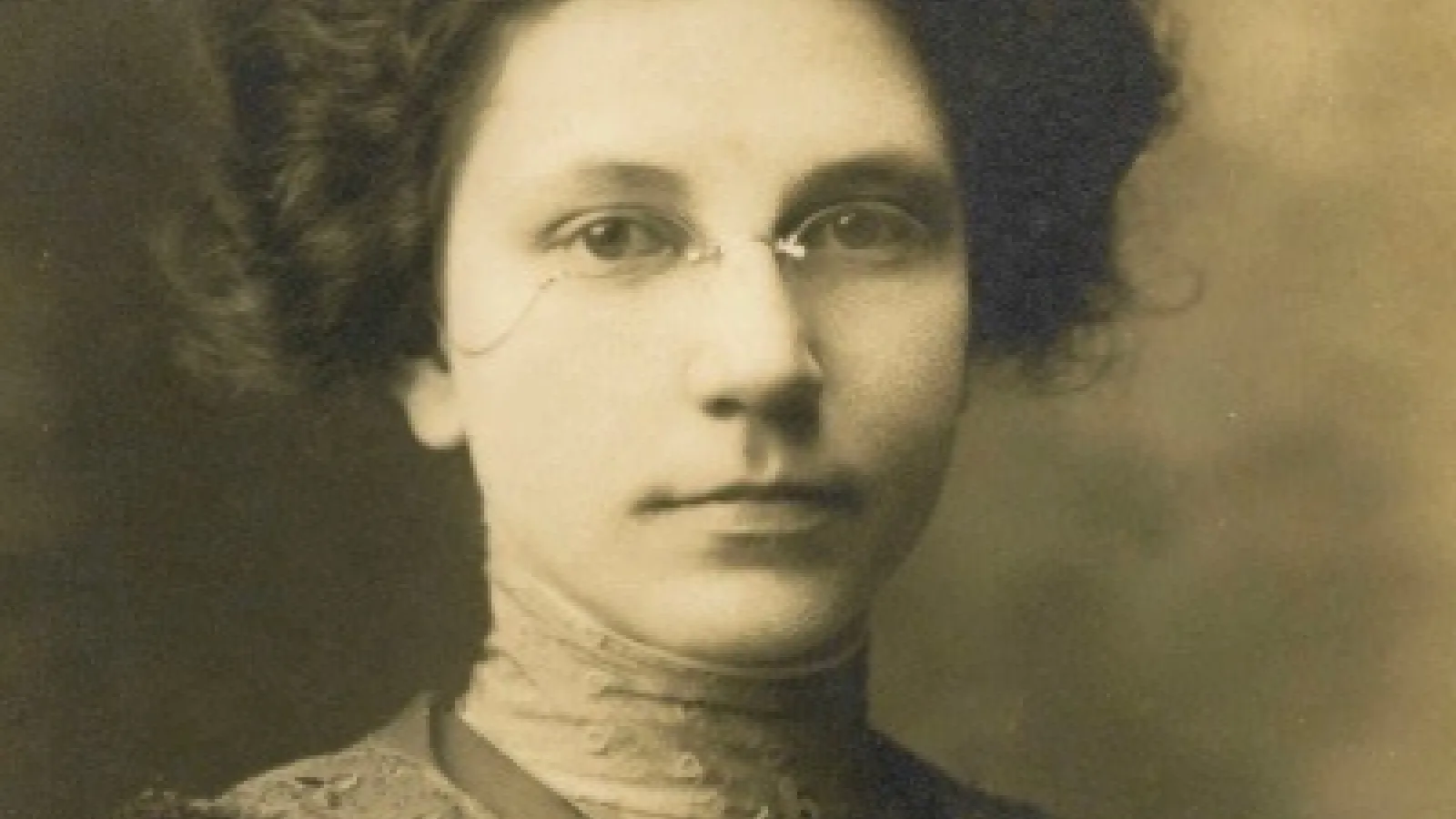 Photograph of Leonora Hammond that she sent to her future husband, Jacob Lapp, in 1913.