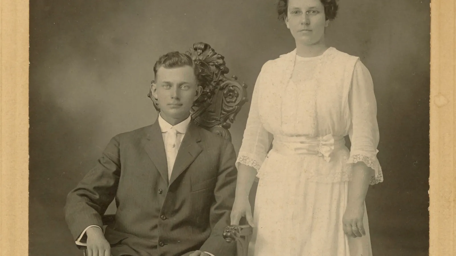 Jacob Lapp (left) and Lenora Hammond (right) in a photograph taken during their courtship (c. 1913). 