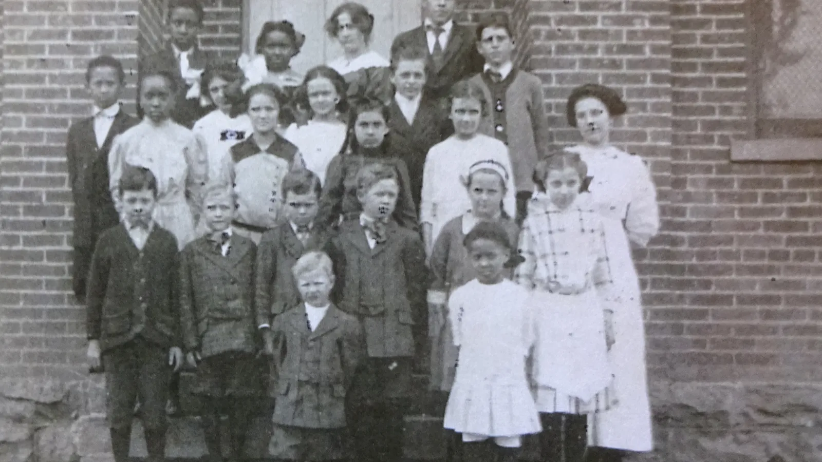 Lenora Lapp (née Hammond) with students, 1912.
