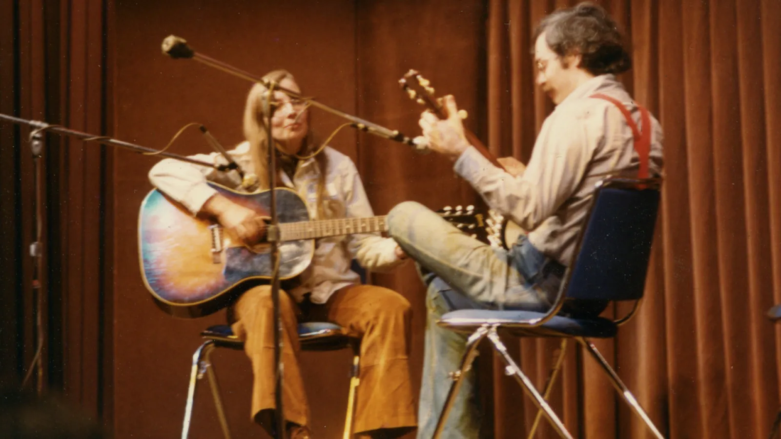 Unger performing on stage with an unknown woman