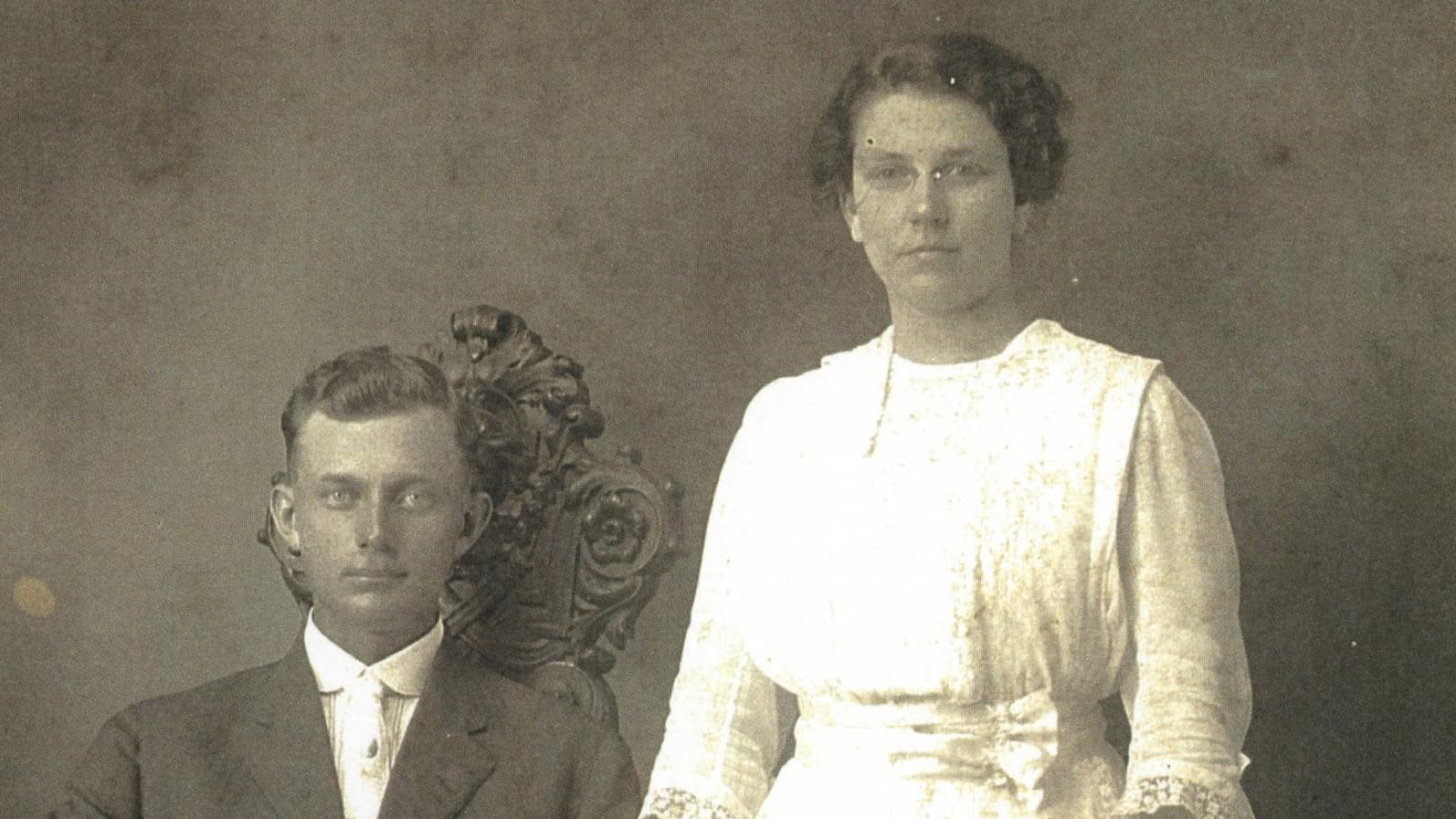 Jacob and Lenora Lapp on their wedding day, 1915.